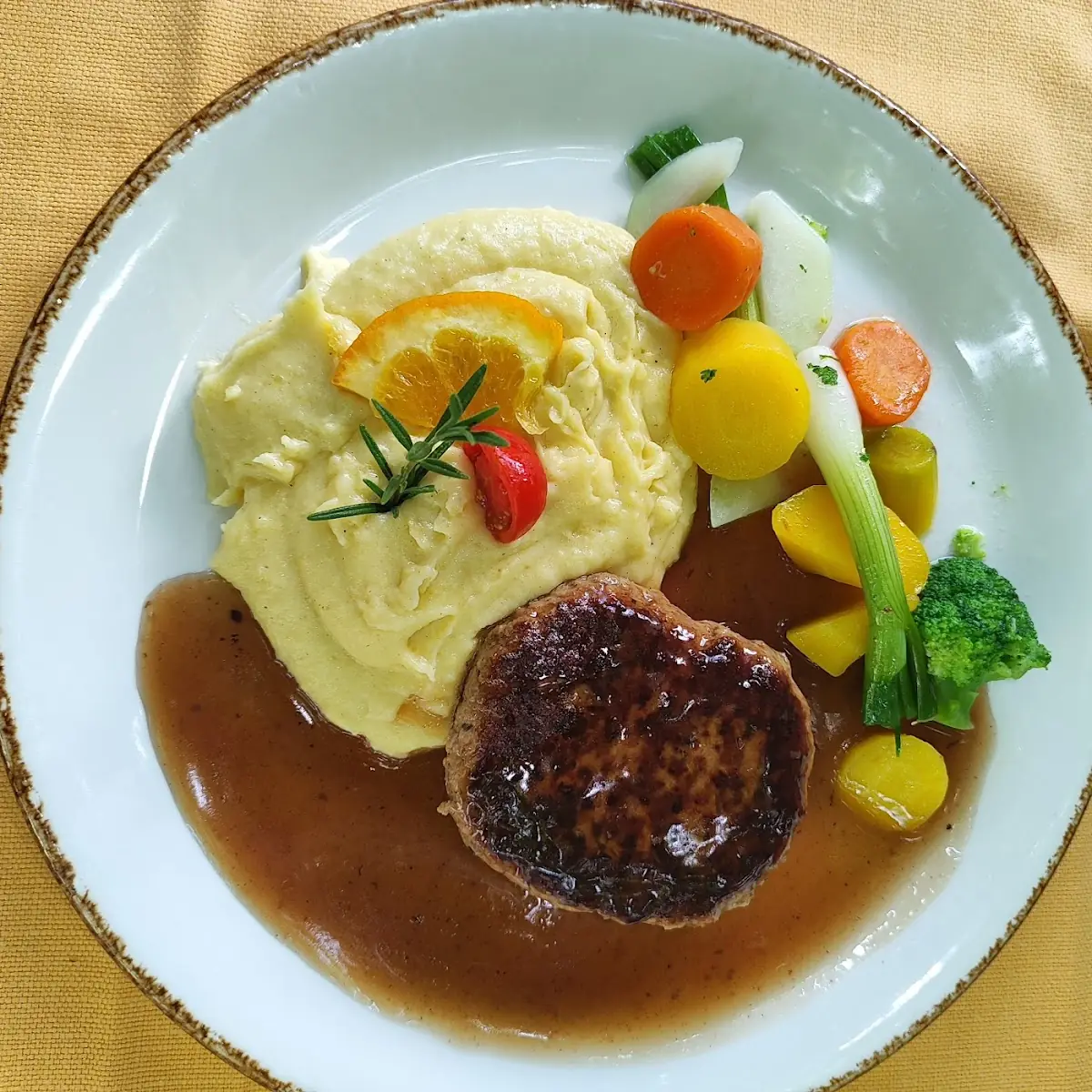 Mittagsmenü Hacklaibchen Mit Kartoffelpüree Und Gemüse