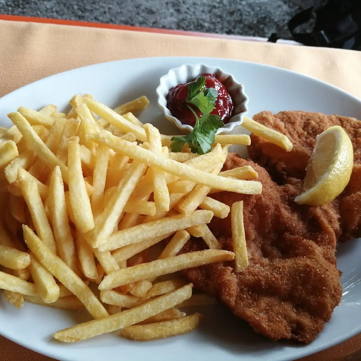 Wiener Schnitzel Mit Pommes Frites