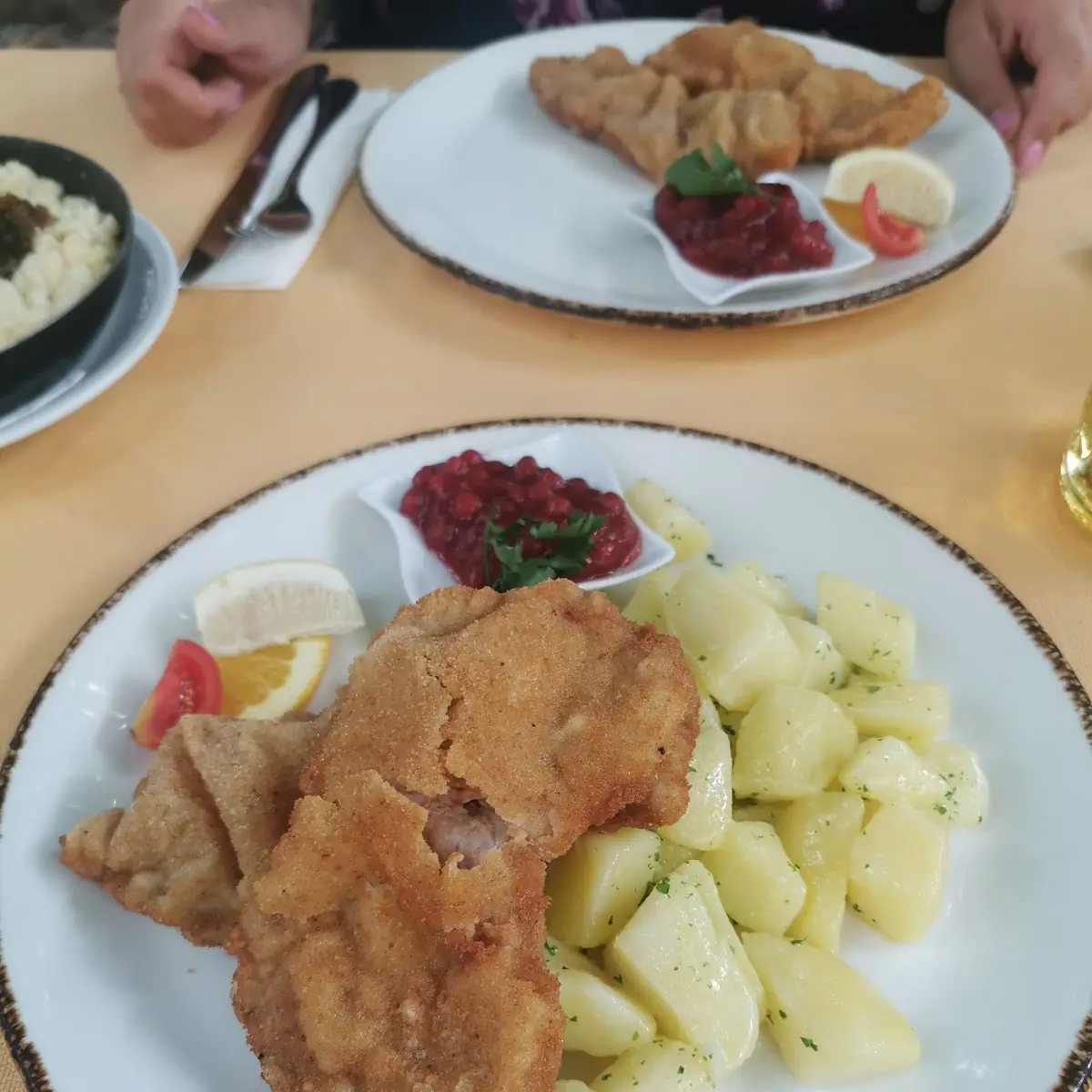 Wiener Schnitzel Vom Kalb Mit Kartoffeln Und Preiselbeeren
