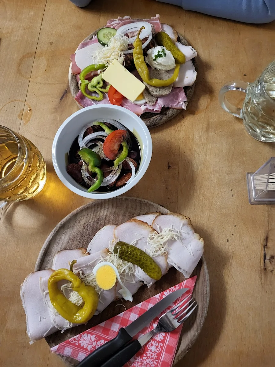 Kärntner Brettljause Schweinsbratenbrot Käferbohnensalat