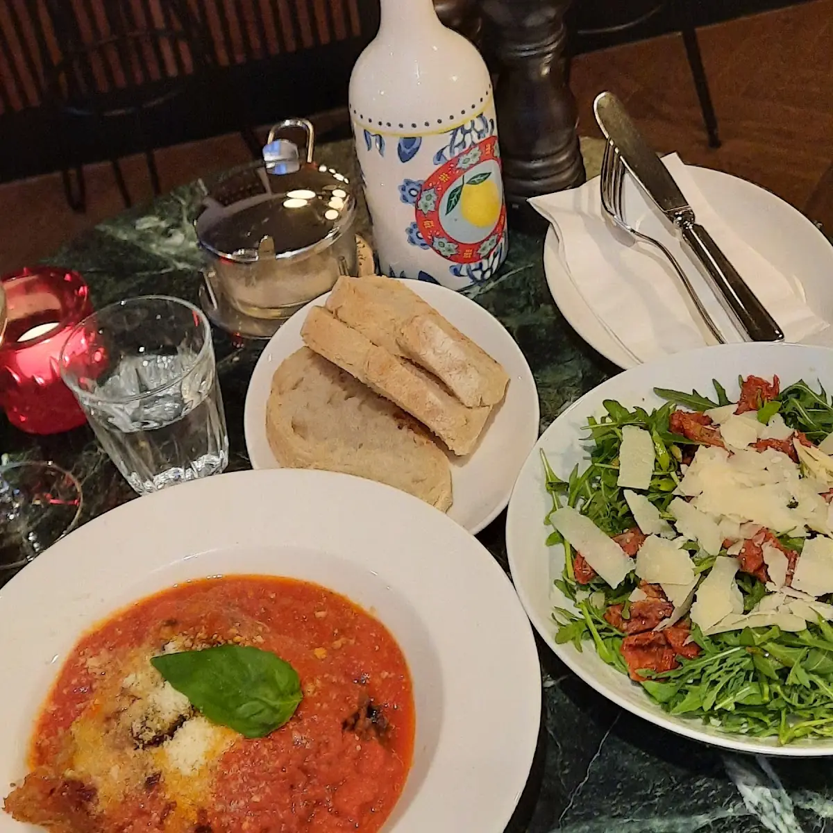 Parmigana Alla Melanzane Und Rucola Salat