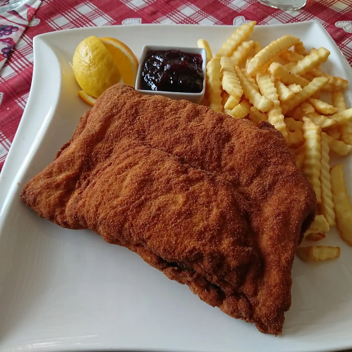 Kleiner Wiener Schnitzel Vom Schwein Mit Pommes Frites