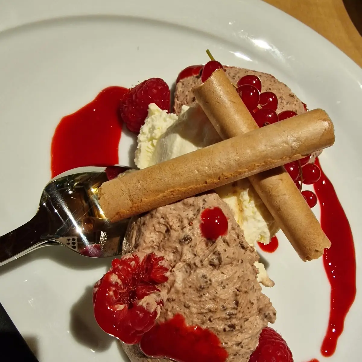 Schokomousse Im Glas Serviert Mit Himbeere Gelee