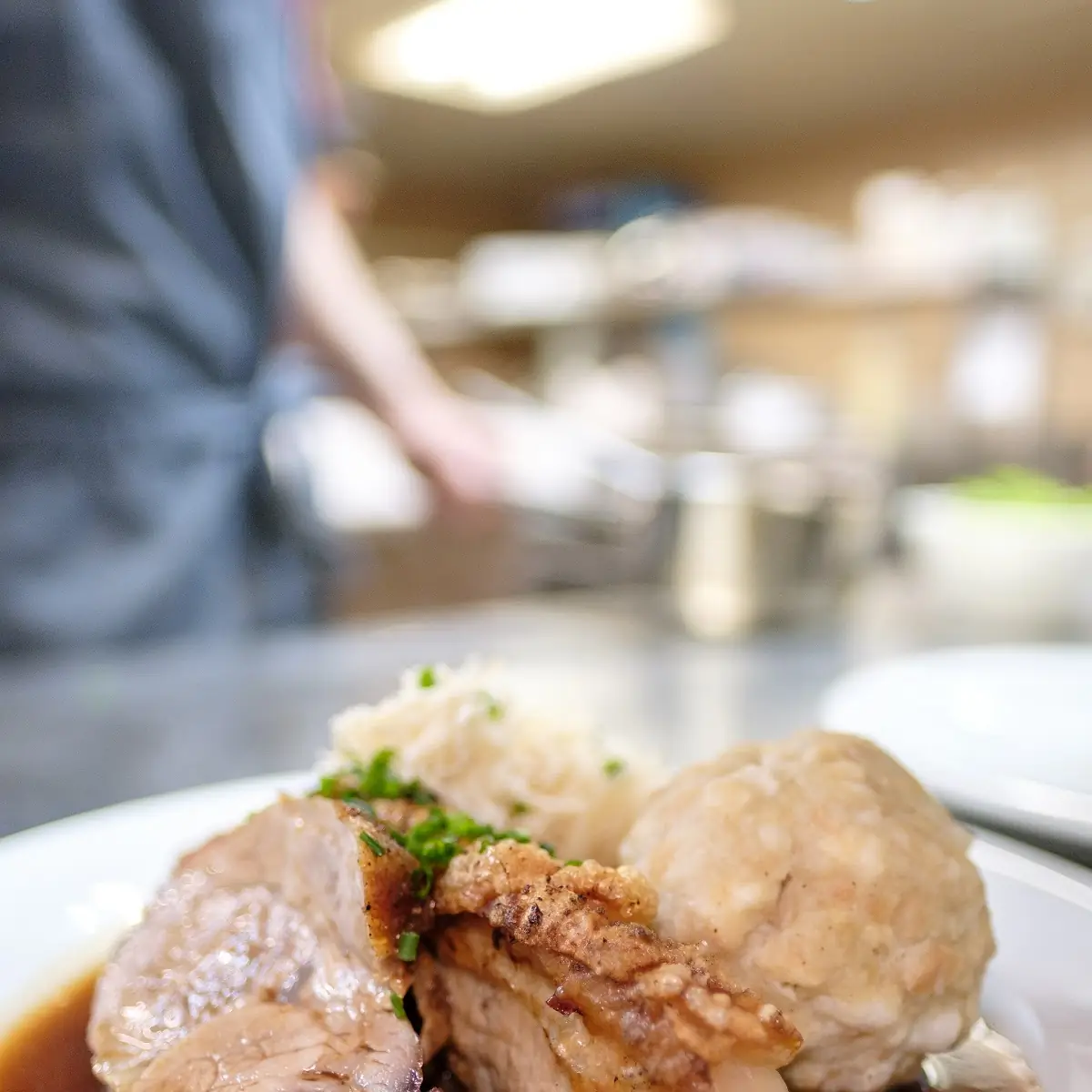 Schweinsbraten Mit Sauerkraut Und Semmelknödel
