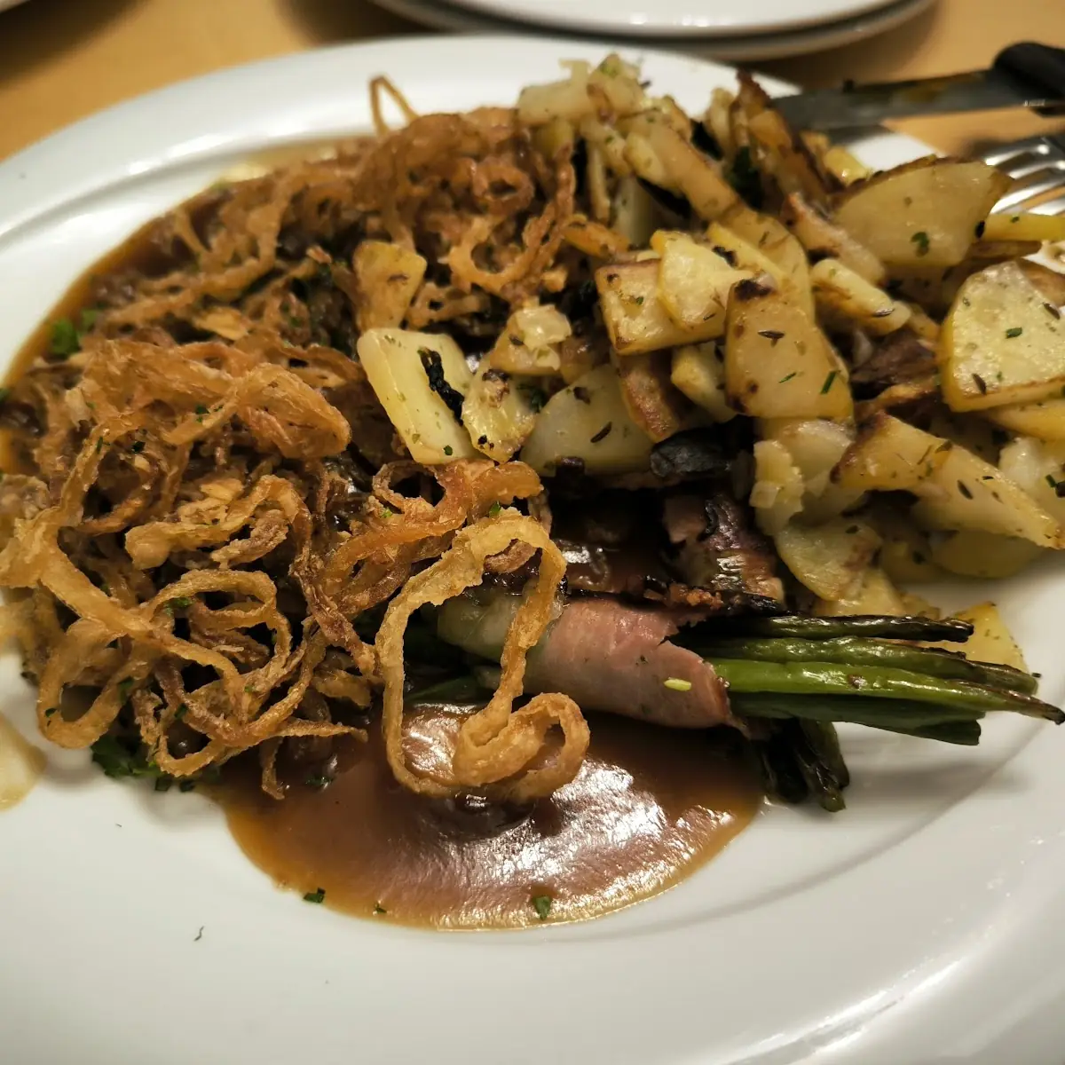 Zwiebelrostbraten Mit Rösti Und Speckbohnen