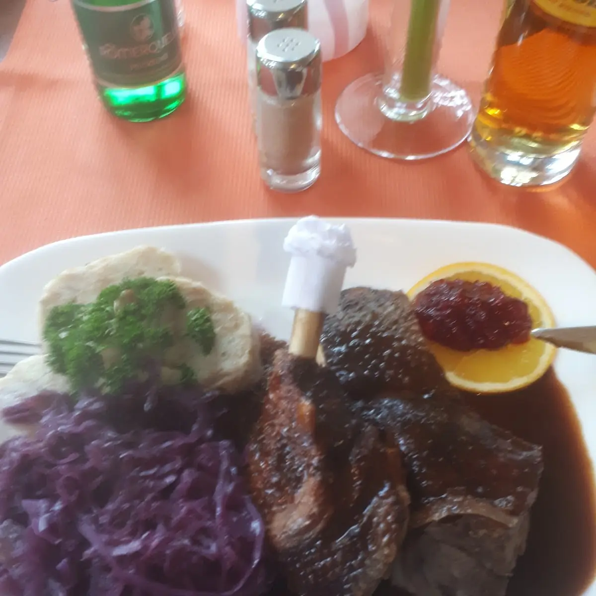 Gansl Mit Rotkraut Und Knödel