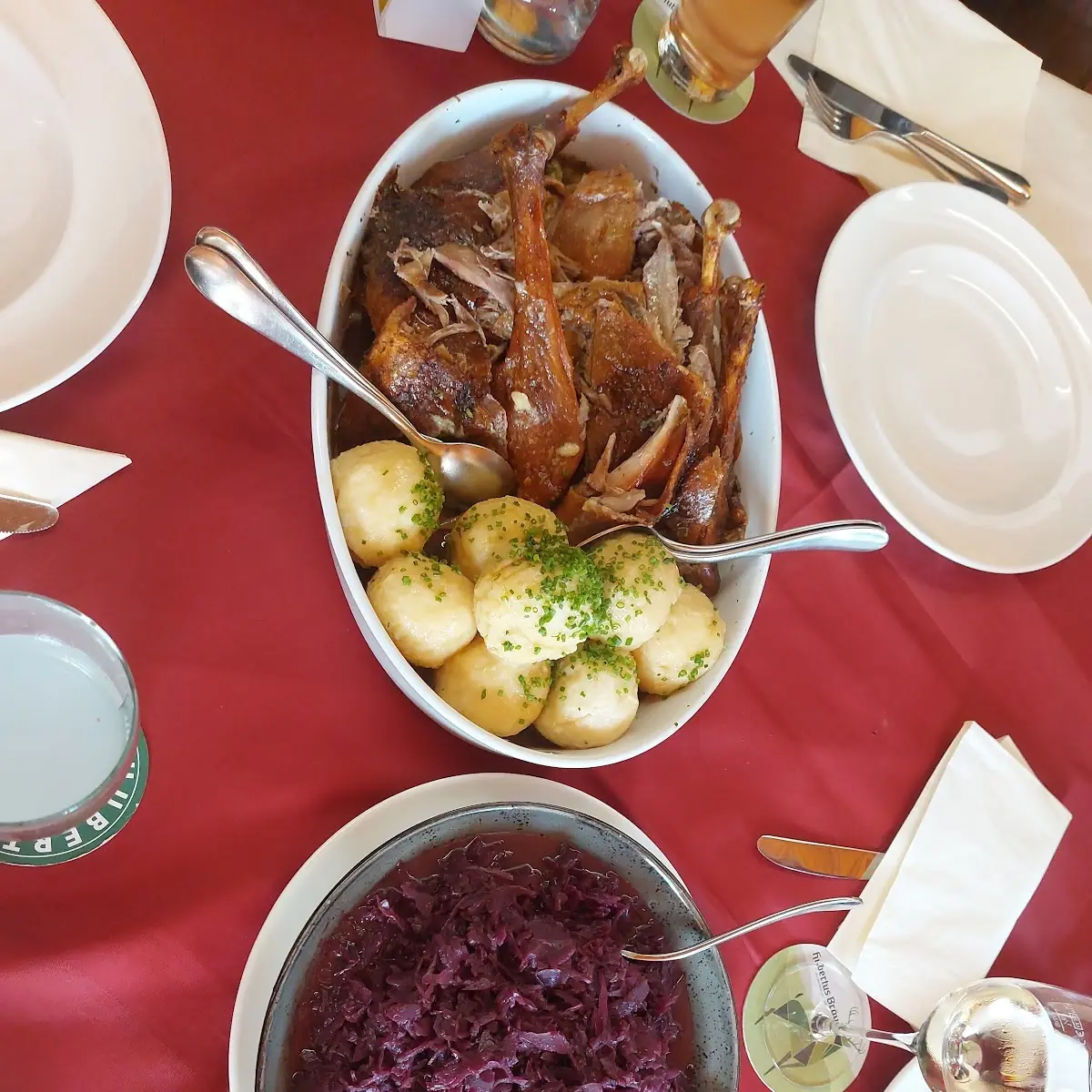Gans Mit Rotkraut Und Kartiffelknödel