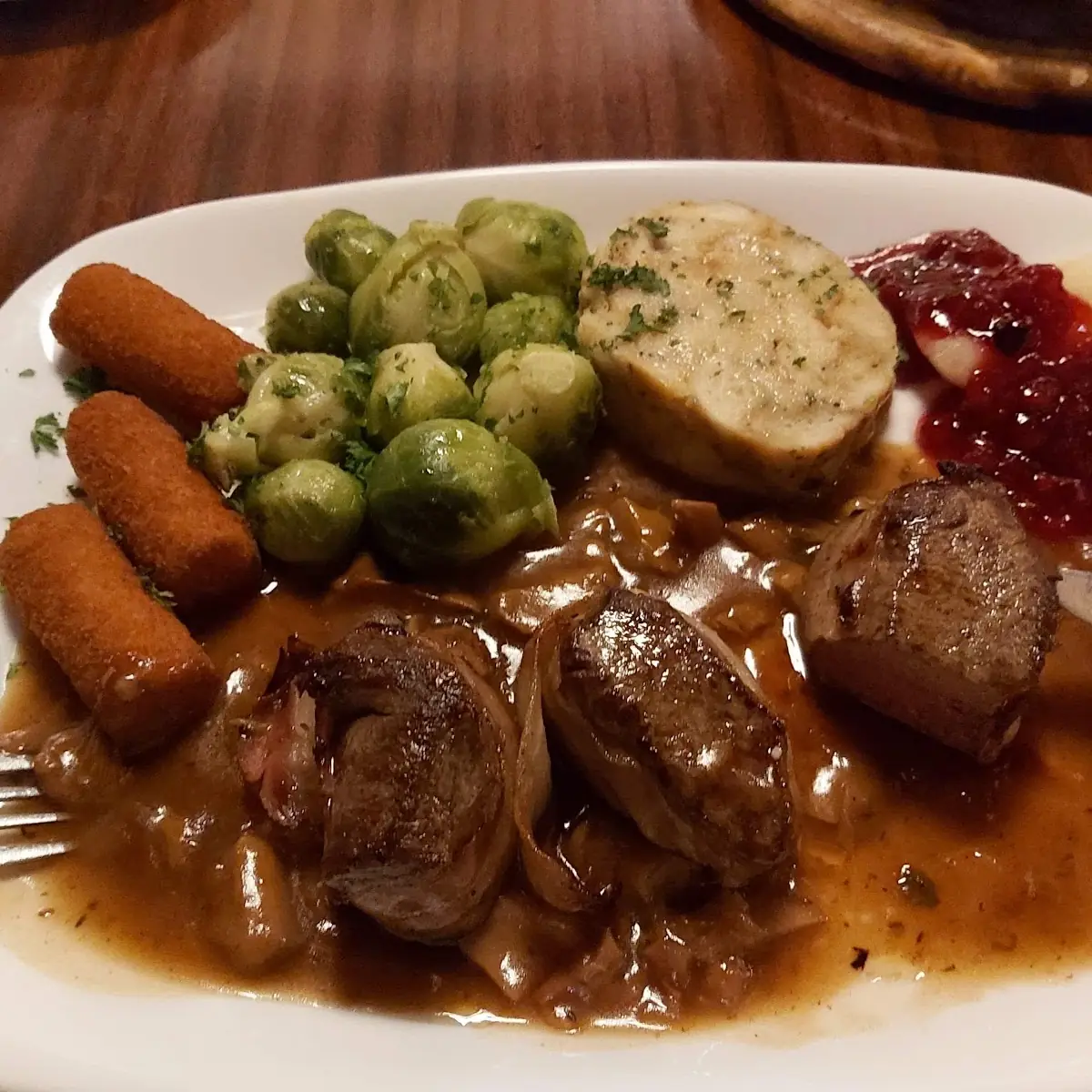 Rehrückenfilet Im Speckmantel Mit Eierschwammerlsauce