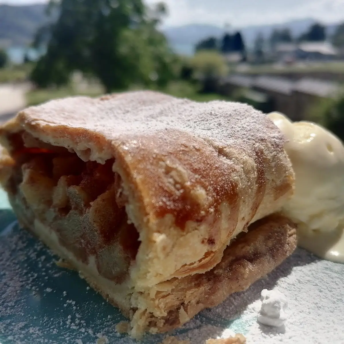 Das Ist Österreich Apfelstrudel Mit Vanille-eis