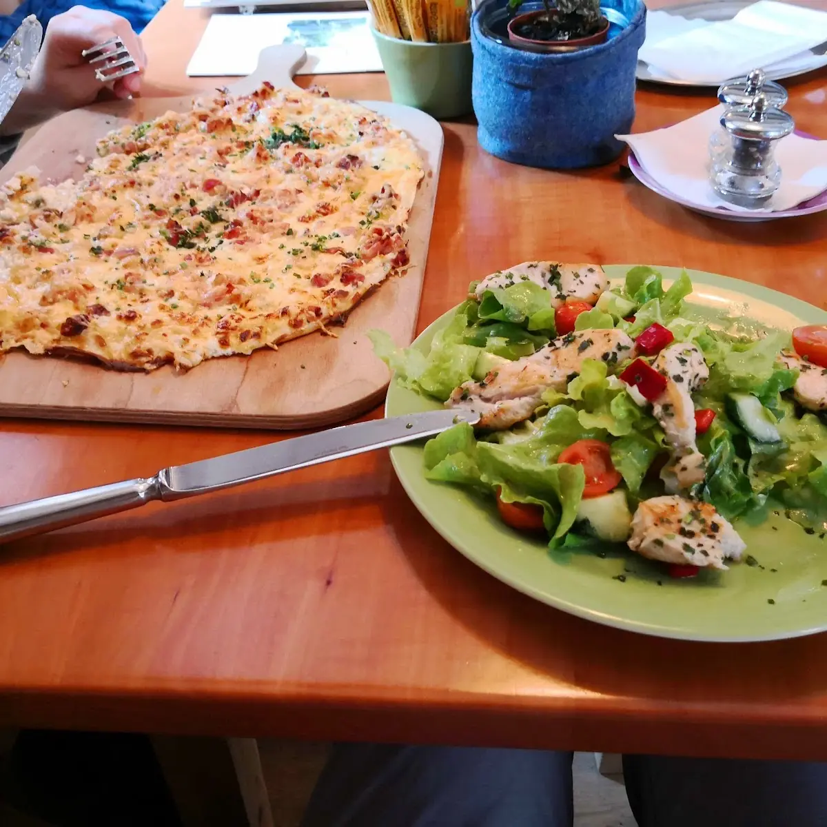 Flammkuchen Und Salat