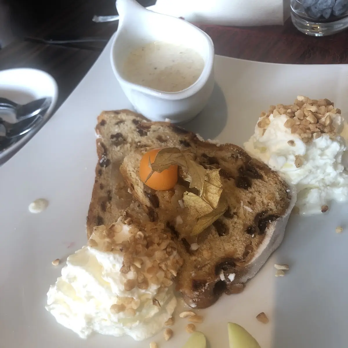 Warmer Christstollen Auf Vanille-zumtsauce