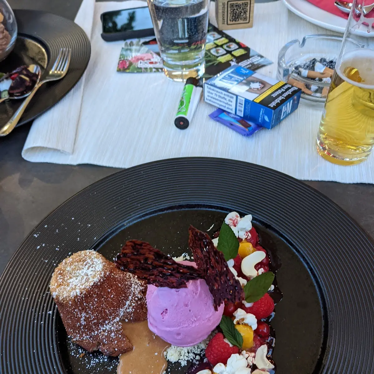 Schokotörtchen Mit Salzkaramell An Himbeeren Und Mango Und Süßem Popcorn