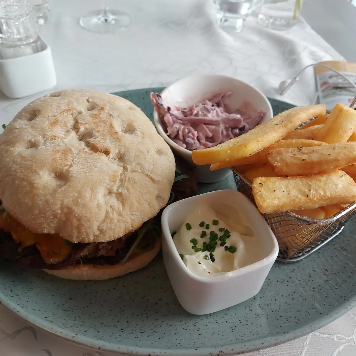 Homestyle Cheeseburger Mit Pommes