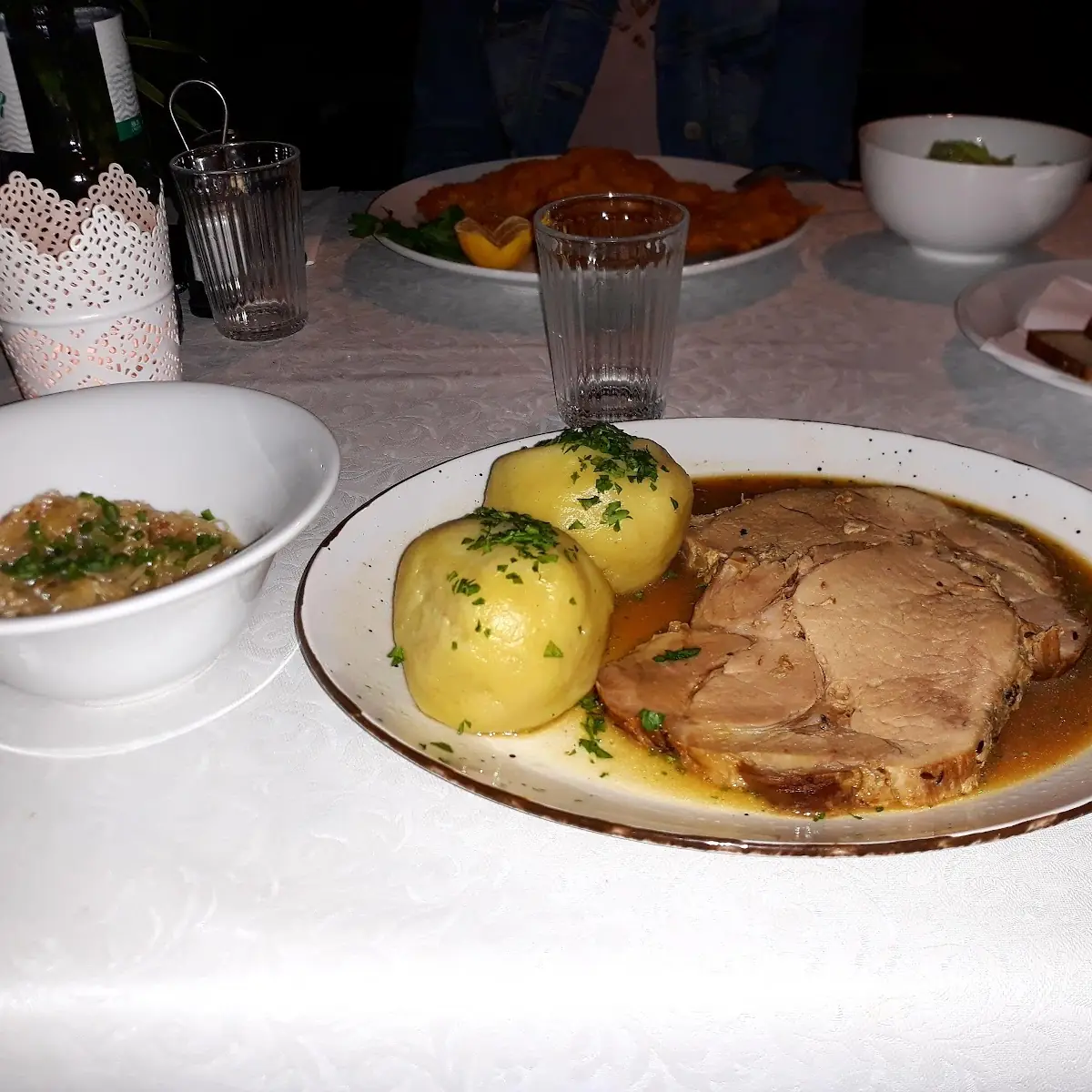Schopfbraten Mit Kartoffelknödel Und Sauerkraut