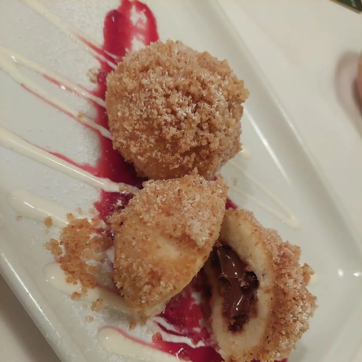 Topfenknödel Mit Nougatfüllung Auf Beeren