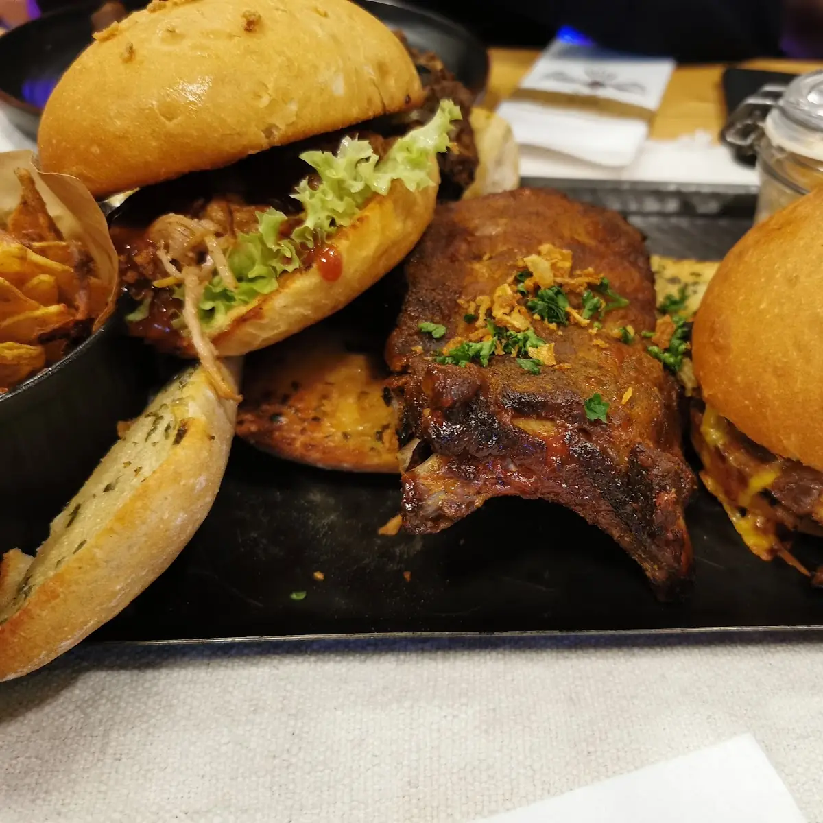 Pulled Pork Burger Und Ripperl Platte