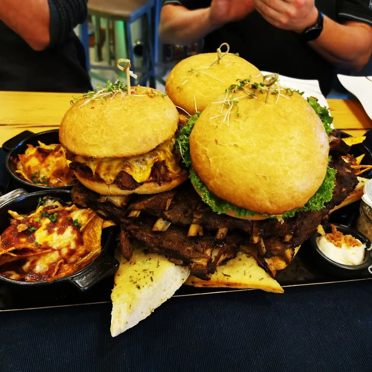Spezialgericht Pulled Beef Burger Mit Leckeren Rippchen Und Knoblauchbrot