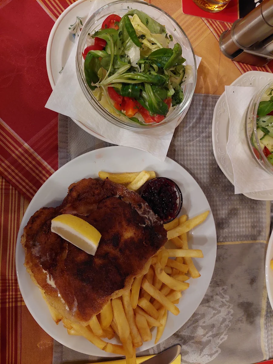 Cordon Bleu Vom Schwein Mit Pommes Frites Und Salat