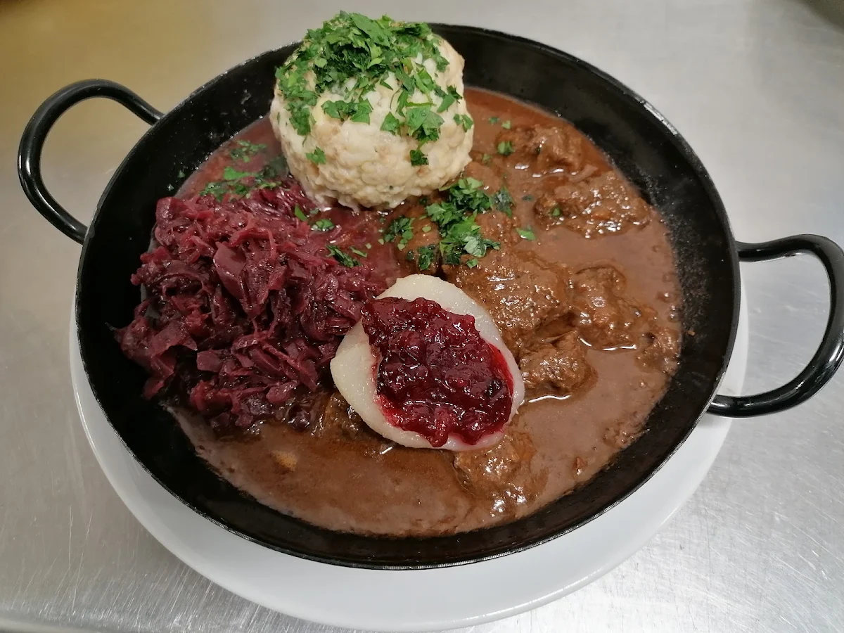 Hirschragout Mit Apfelrotkraut Und Knödel
