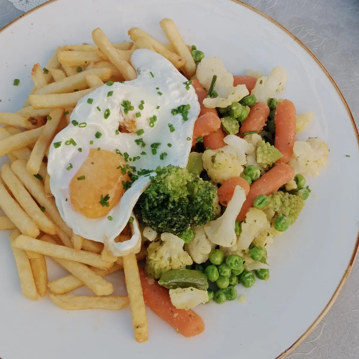 Gemüse Teller Mit Pommes