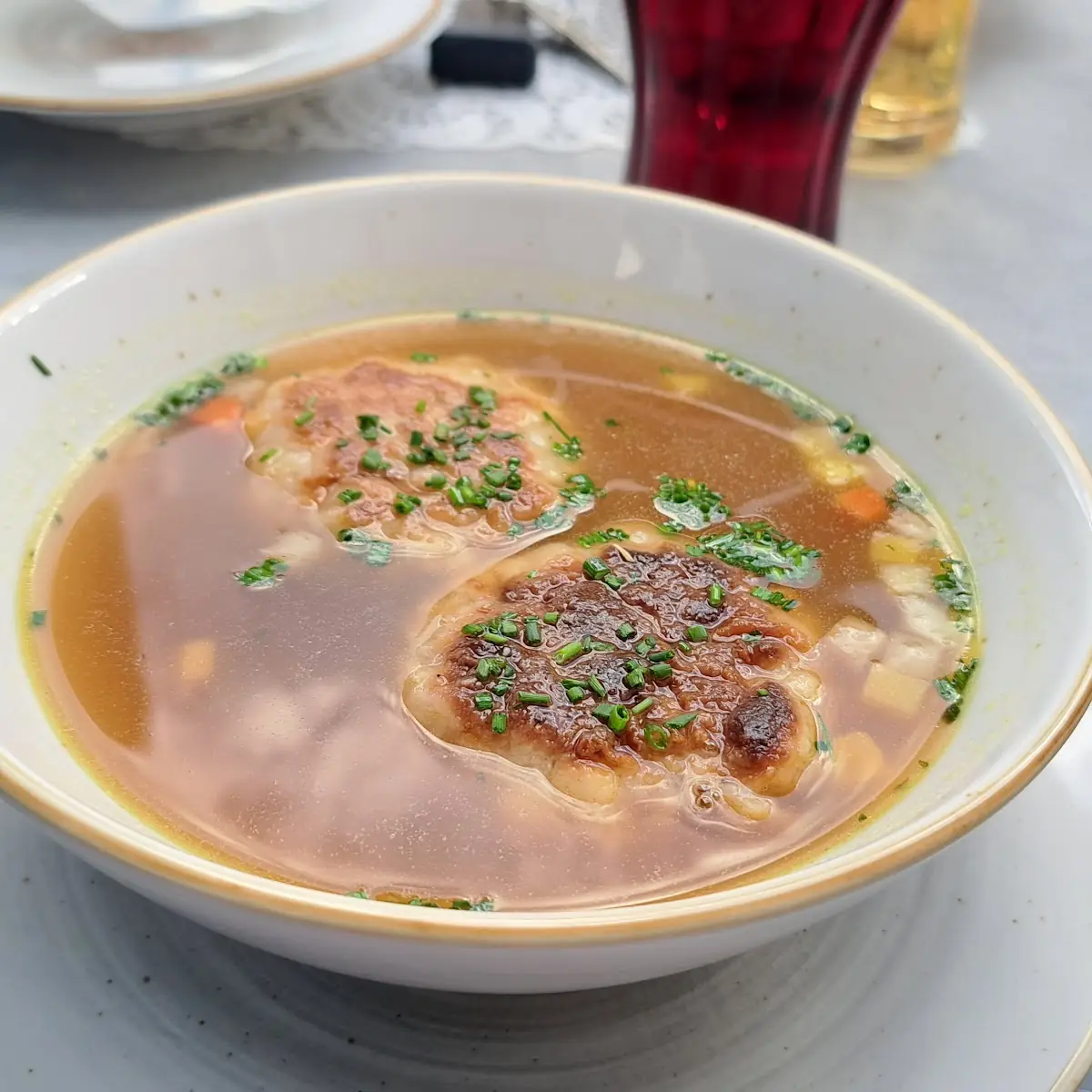 Rindsuppe Mit Kaspressknödel