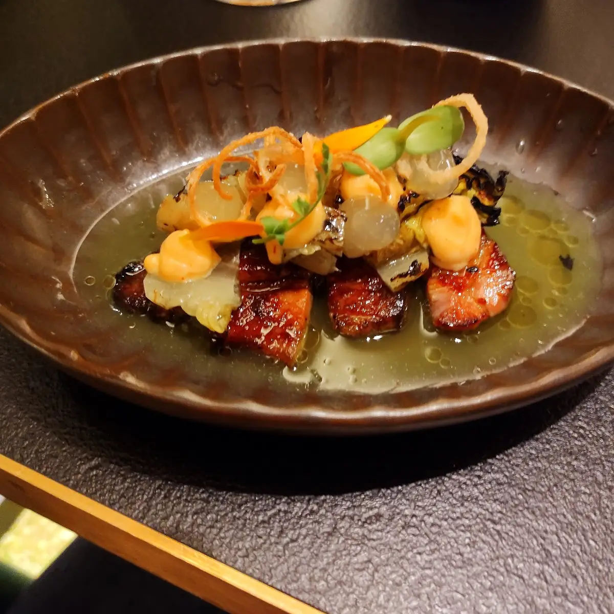 Yuzo Gegrillter Schweinebauch Und Gegrillter Chicorée