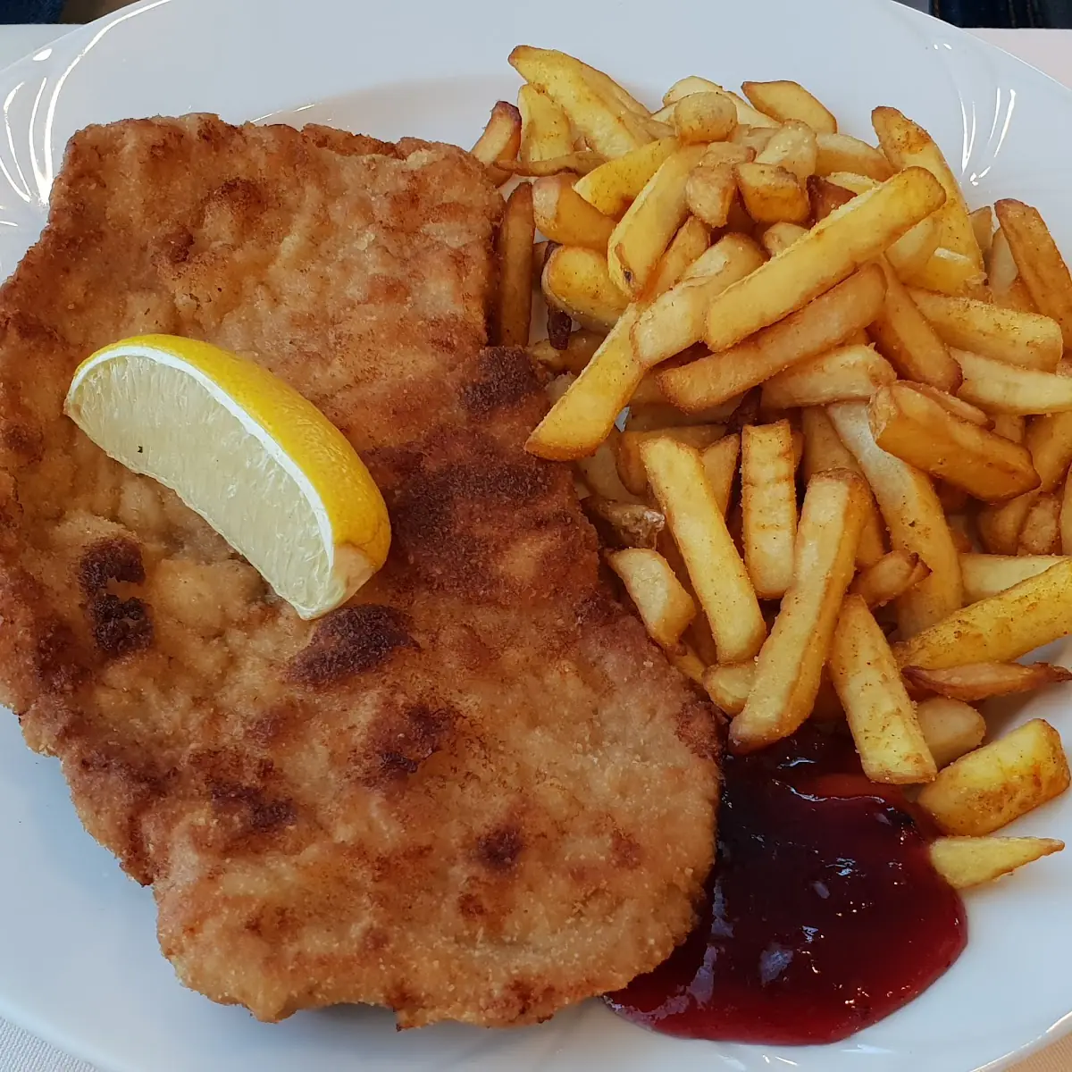 Frisches Schnitzel Mit Pommes Spezial