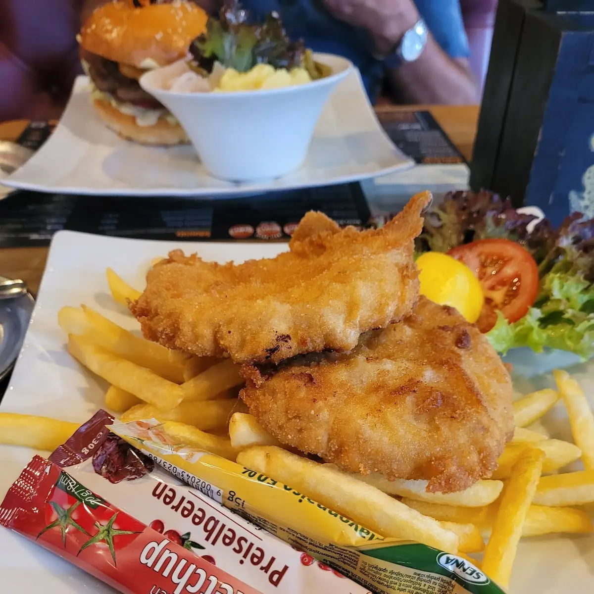 Wiener Schnitzel Mit Pommes Frites