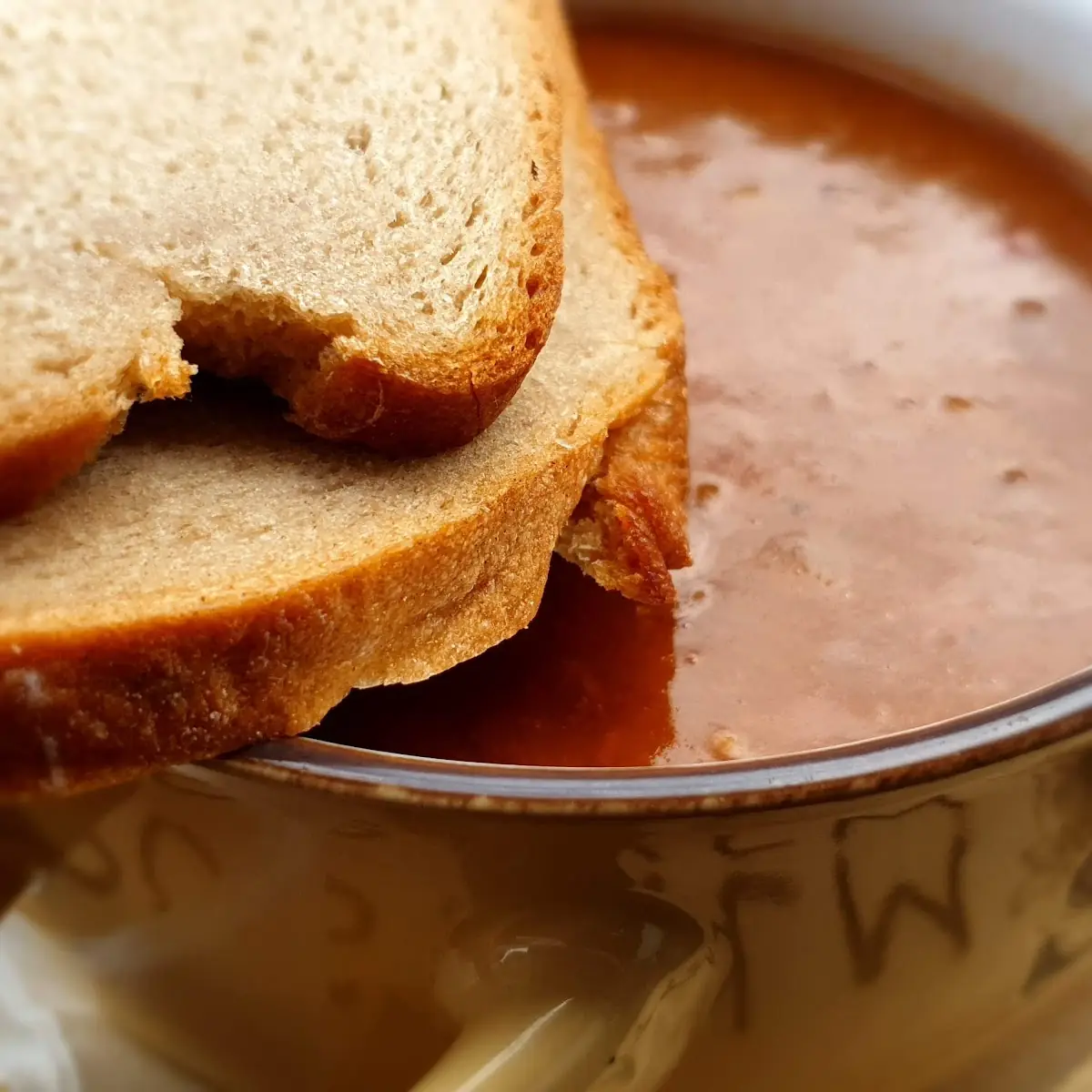 Gulasch Suppe Mit Bröt