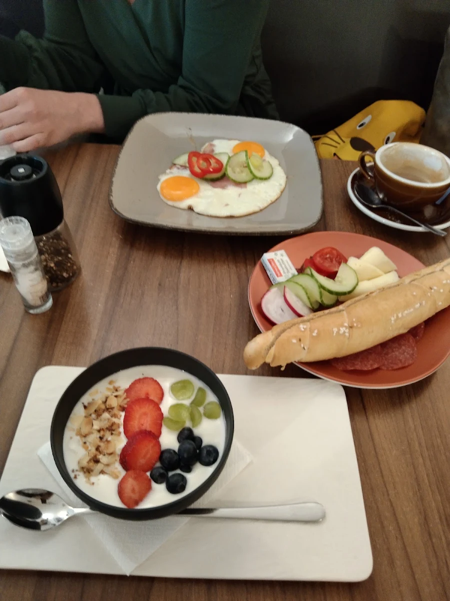 Joghurt Mit Früchte Und Rustikales Frühstück