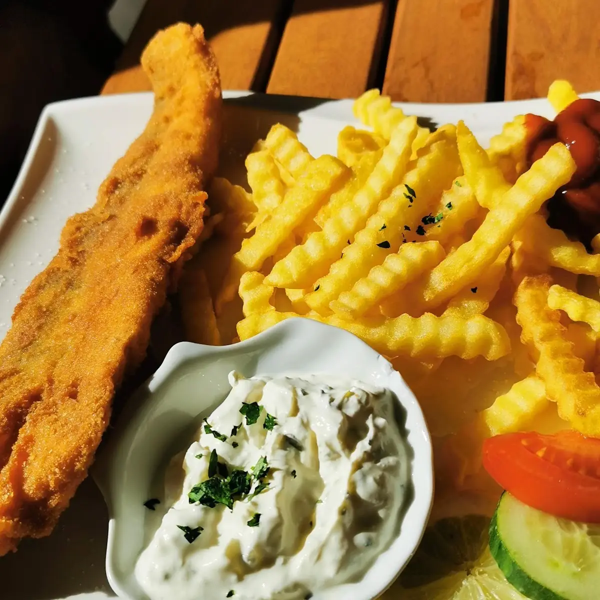 Gebackener Zander Mit Pommes Und Salat