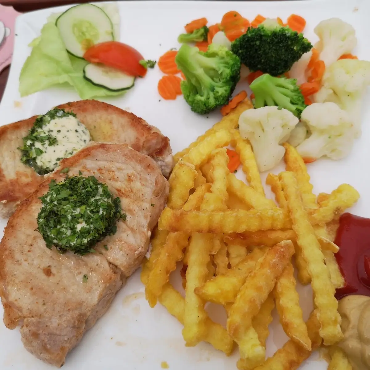 Grill Kotelett Mit Pommes Und Gemüse