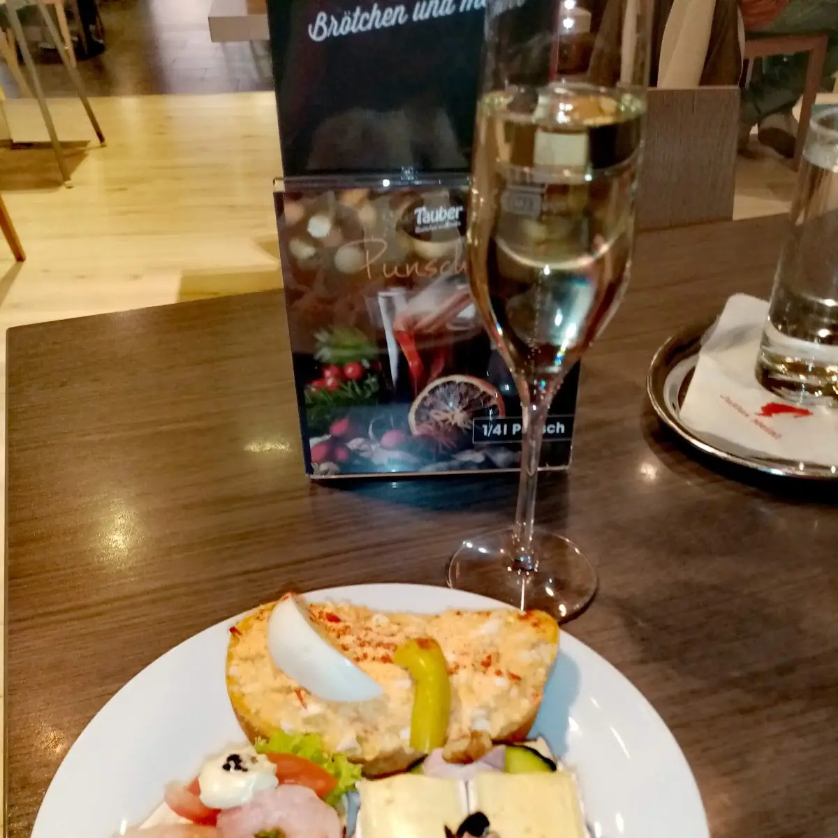 Brötchen Und Sekt Am Rosenmontag