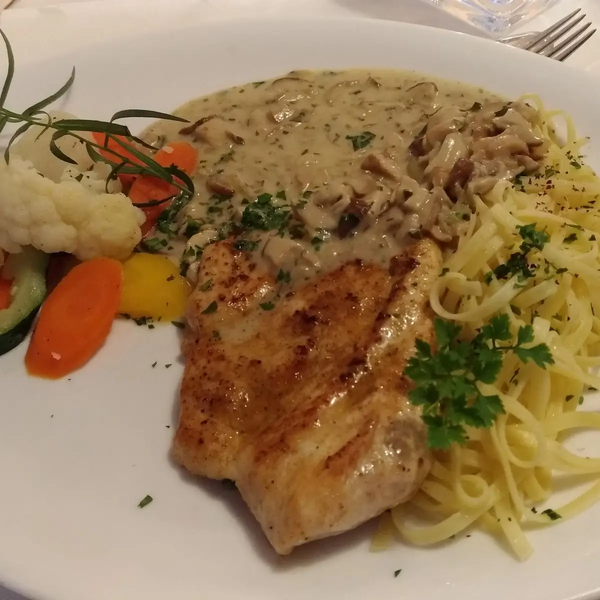 Gegrilltes Hühnerfilet Mit Steinpilzen In Leichter Rahmsauce Mit Nudeln Und Gemüse