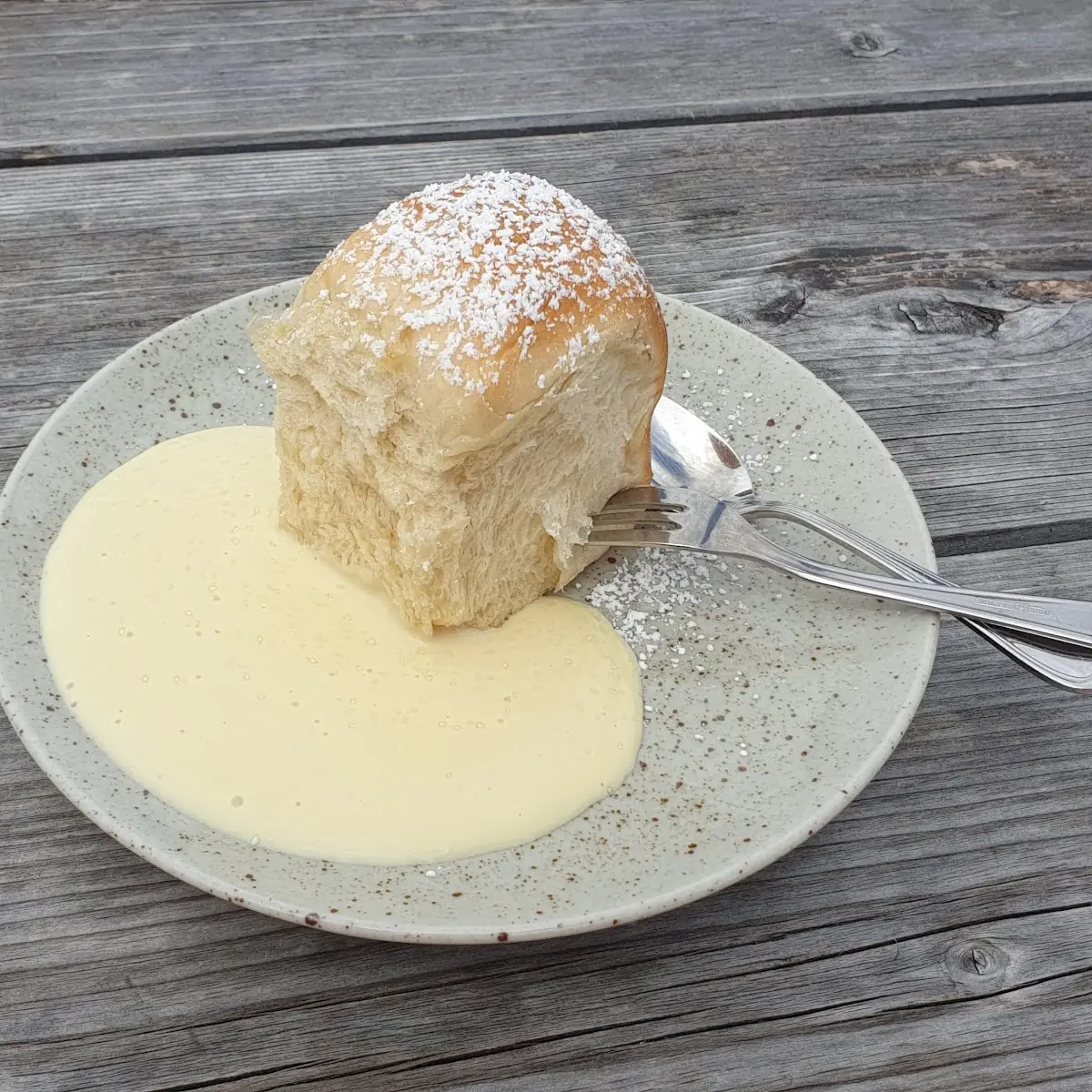 Buchtel Mit Vanillesauce