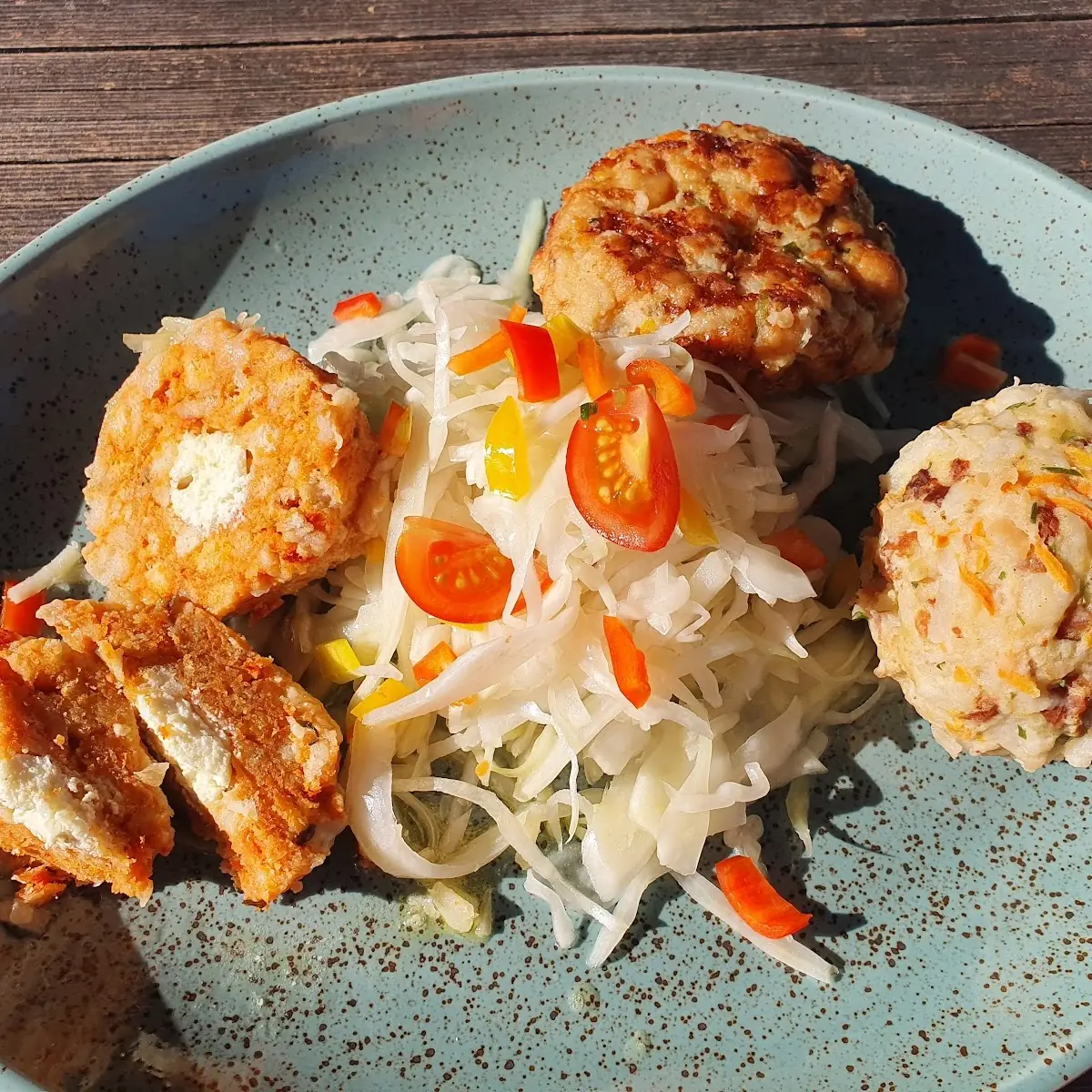 Knödelteller Mit Krautsalat