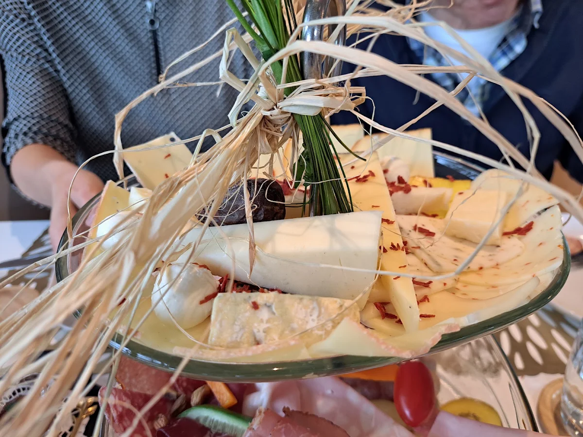 Frühstückstum Mit Käse Wurst Und Früchten