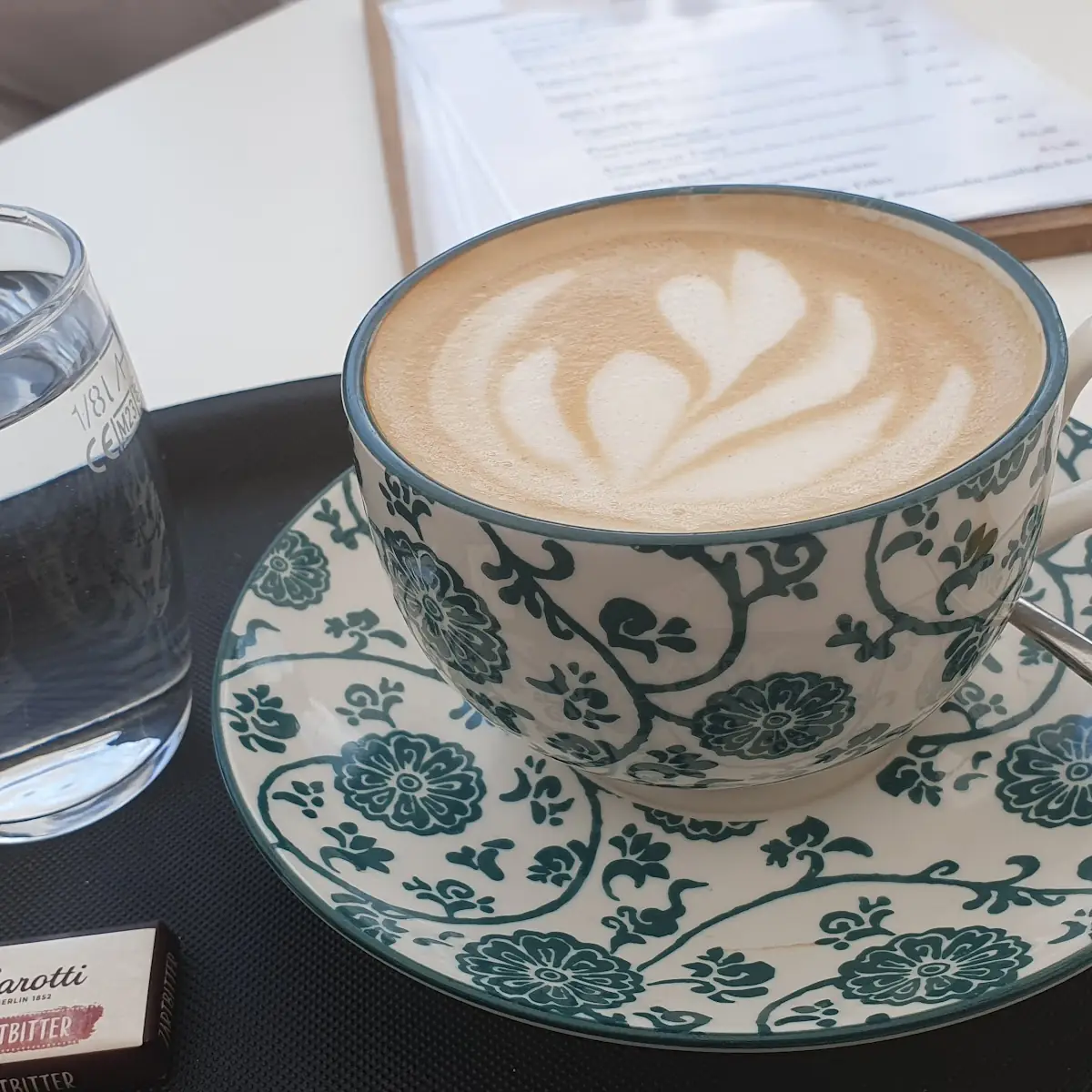 Cafe Late Mit Speisekarte