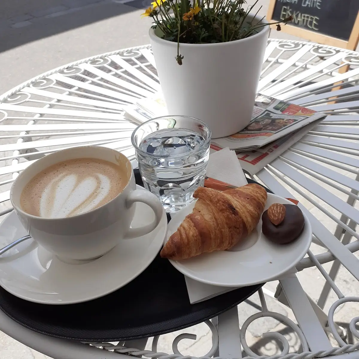 Cappuccino Mit Mandelmilch Und Blätterteigröllchen