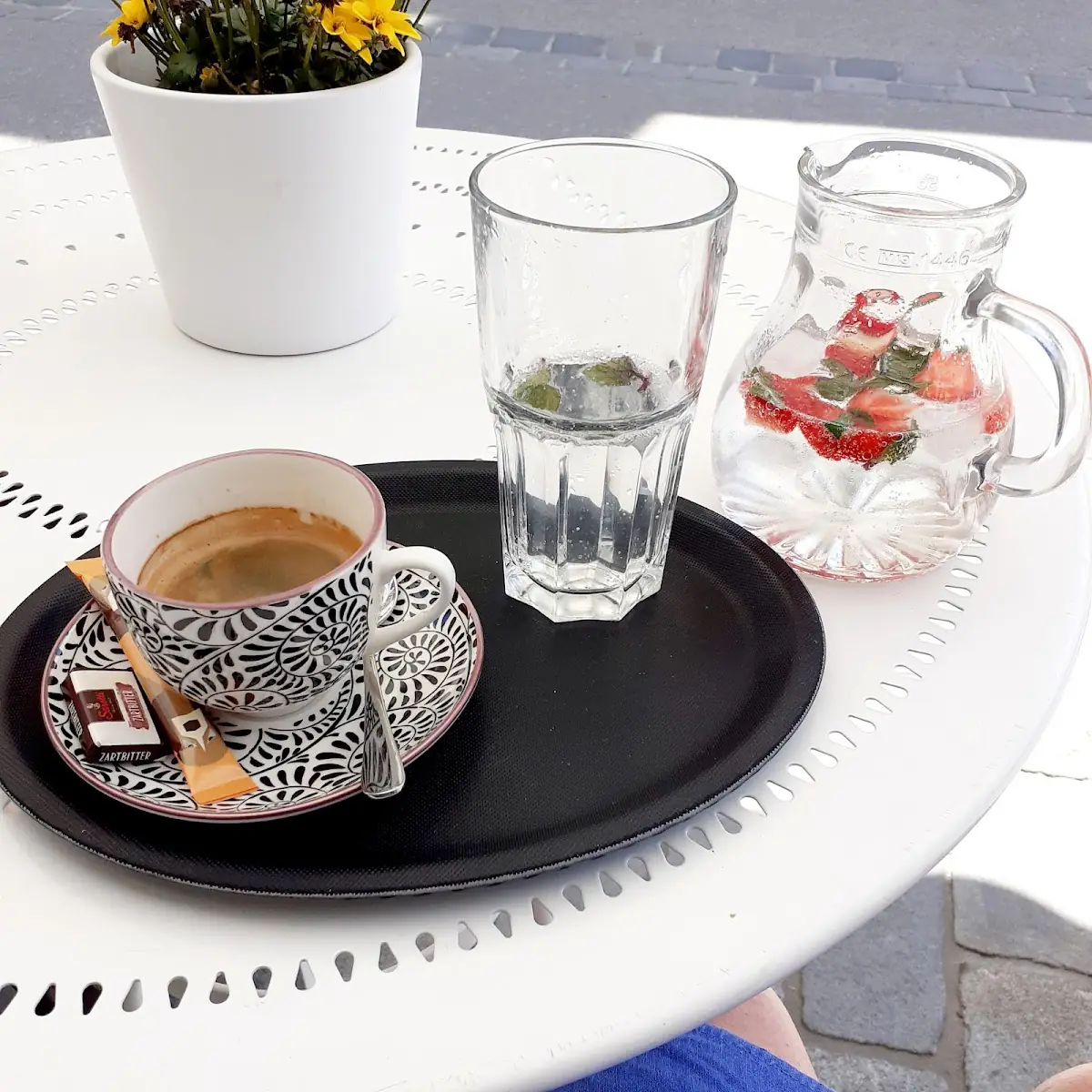Espresso Mit Krug Wasser Mit Beeren