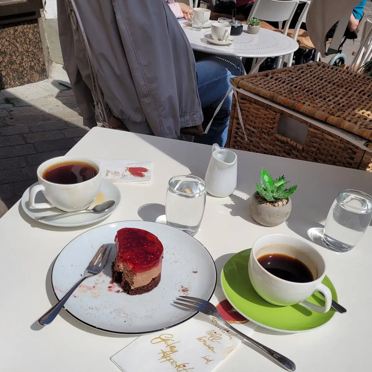 Schwarz Verlängert Und Himbeerschokotörtchen