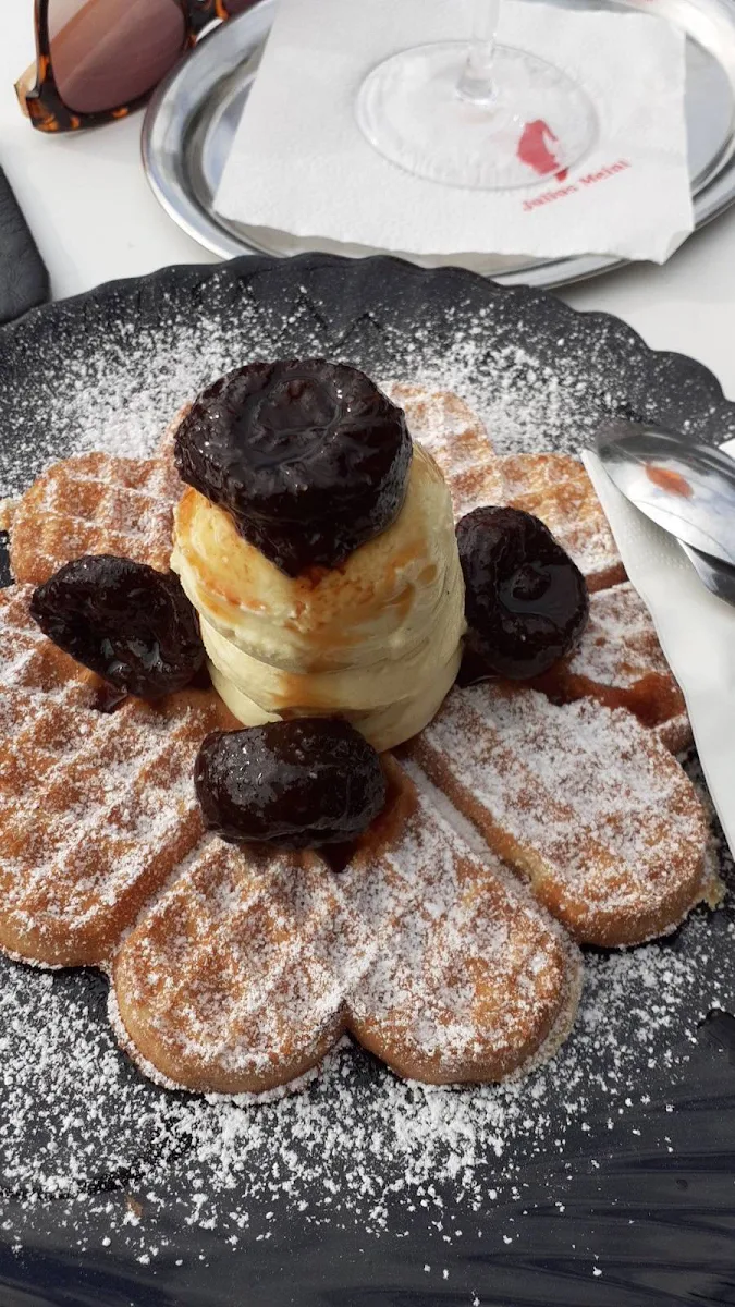 Gebackene Waffeln Mit Vanilleeis Und Rumzwetschken