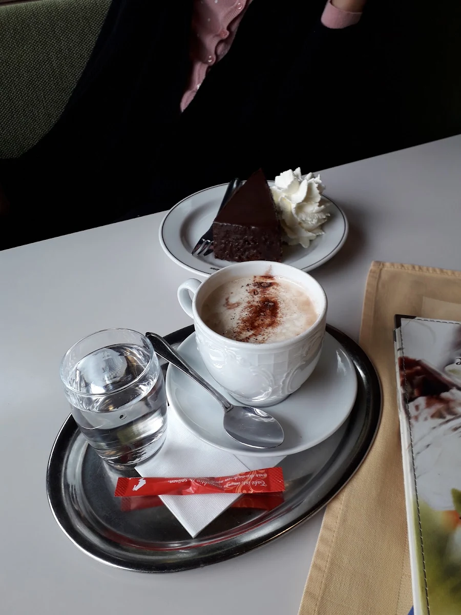 Heiße Schokolade Und Sachertorte