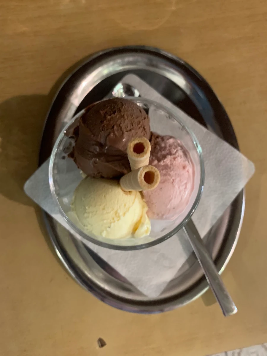 Schoko-vanille-erdbeer-eis