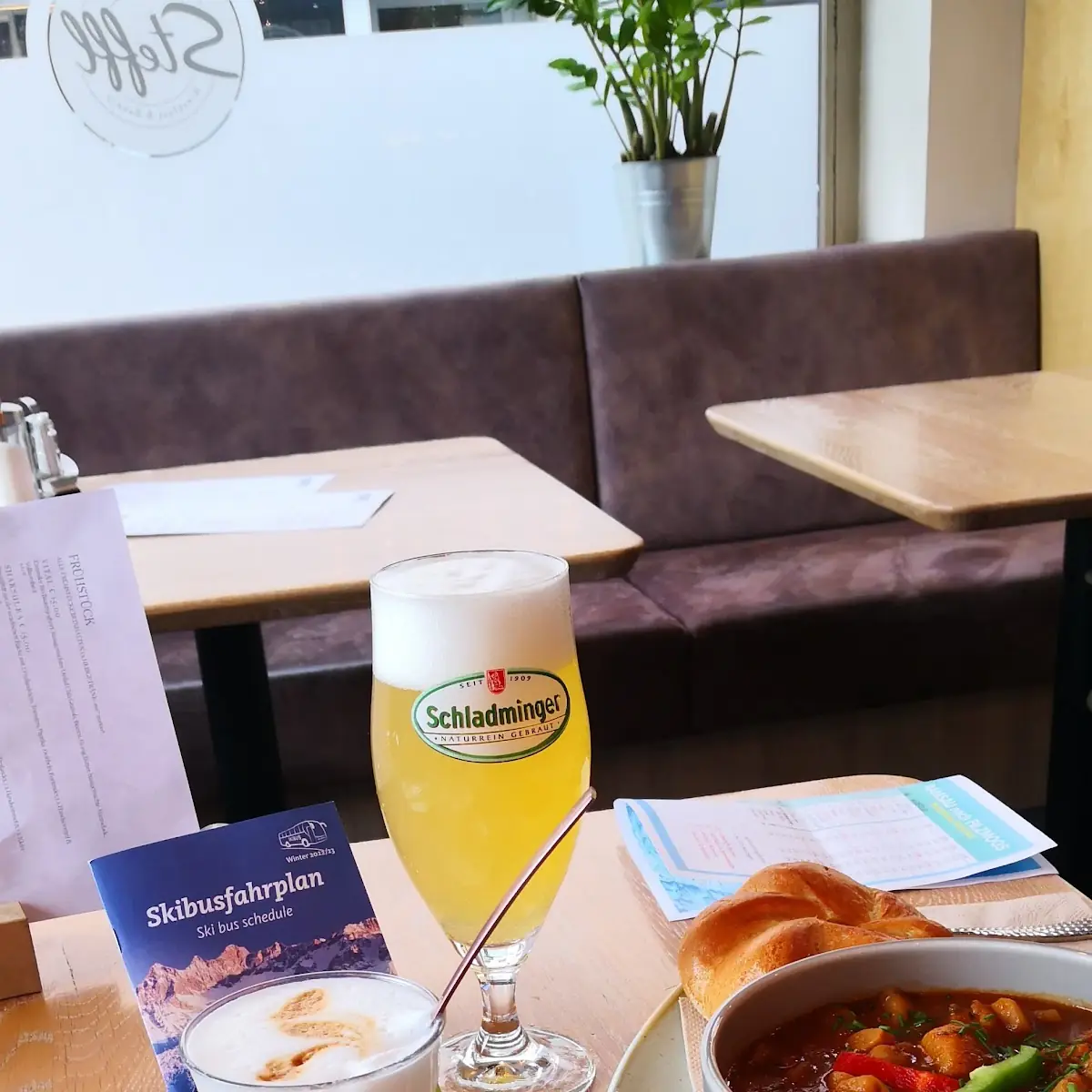 Gulaschsuppe Mit Kartoffeln Und Bacon Und Spiegelei