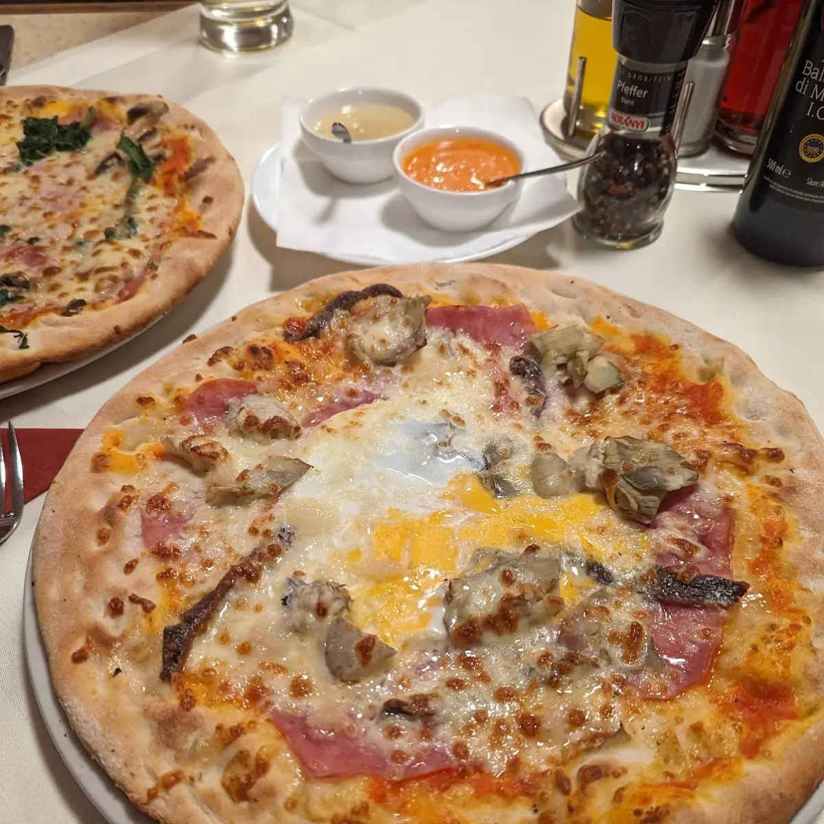 Pizza Mit Spiegelei Und Sardellen