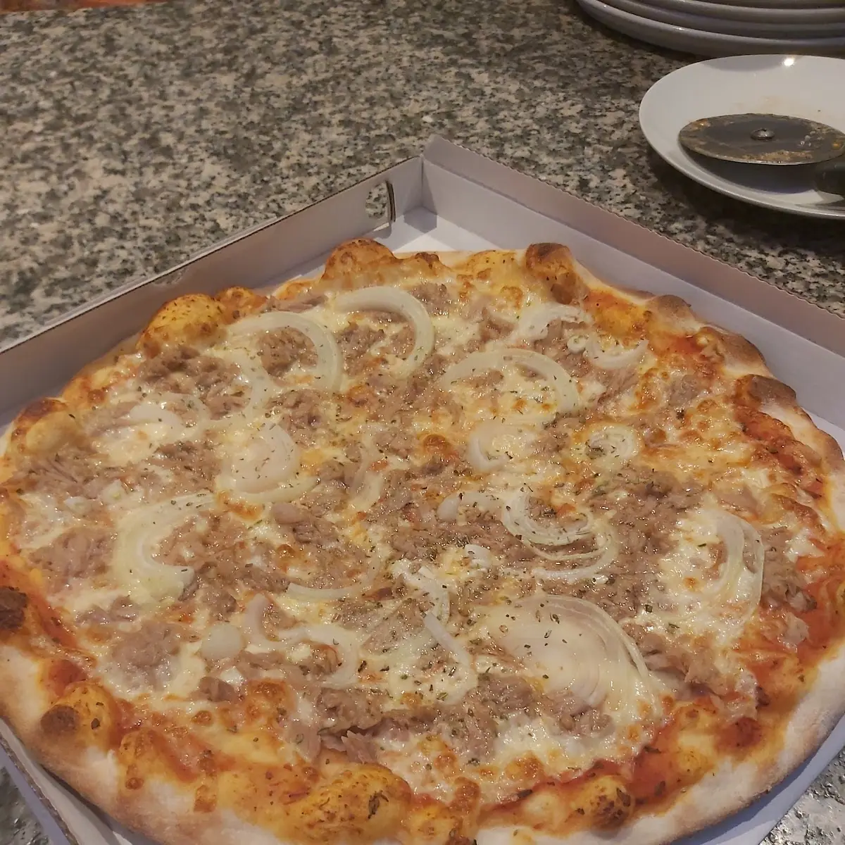 Familienpizza Tonno