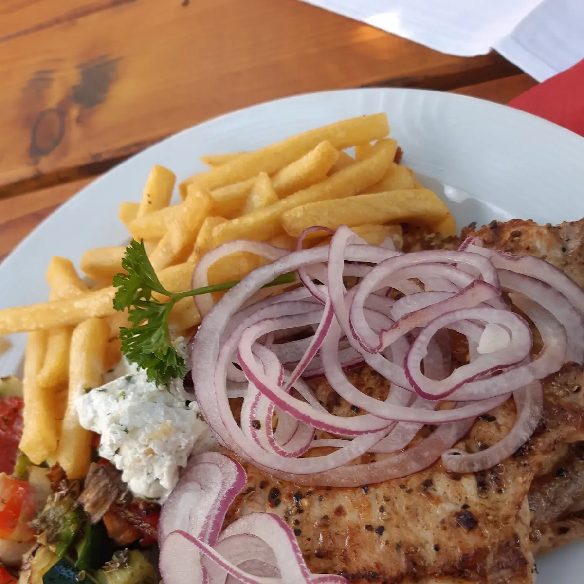 Kotelett Vom Grill Mit Röstgemüse Und Pommes
