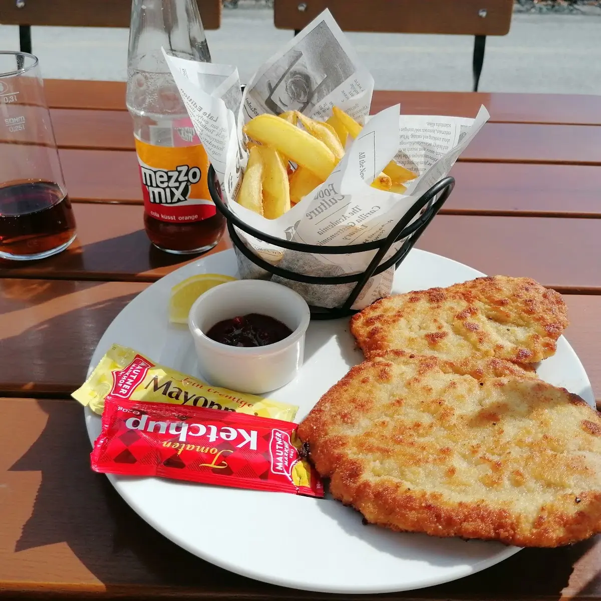 Wiener Schnitzel Vom Schwein Pommes Preiselbeeren