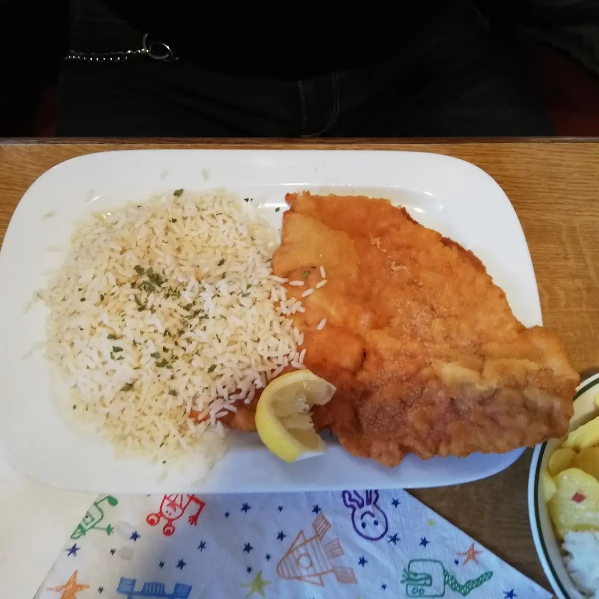 Surschnitzel Mit Reis U Gemischten Salat